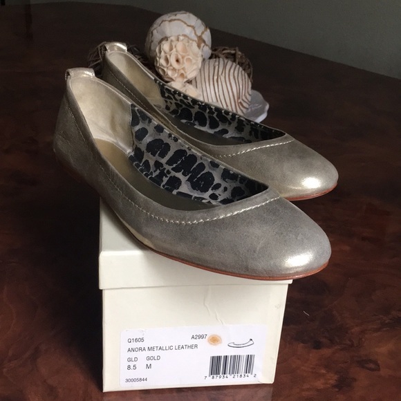 ⭐️Coach “Anora” Metallic Gold Leather Ballet Flats - Picture 5 of 8